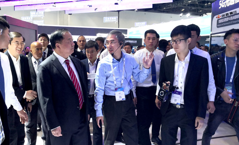 800-陈部长莅临华体育app官网入口展台.jpg